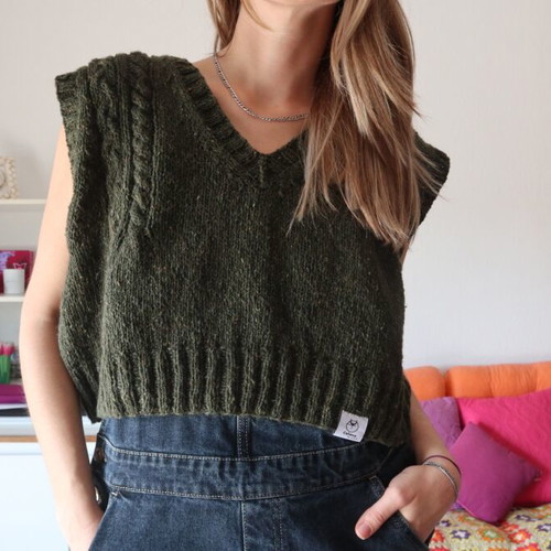 Handmade sleeveless knit like new, size M-L, green