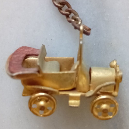 Fiat 501 keychain with rotating wheels