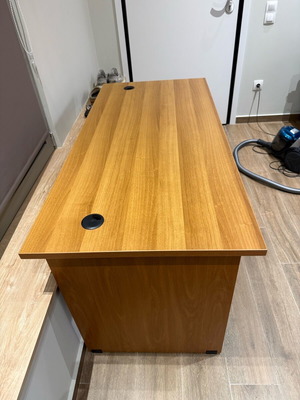 Wooden computer desk like new, large 140x40x90