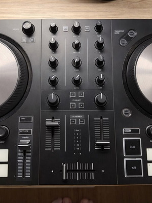 Native Instruments S2 mk3 και X1 mk1 DJ controllers με Audio 6 και άδεια Traktor Pro 3 μεταχειρισμένα