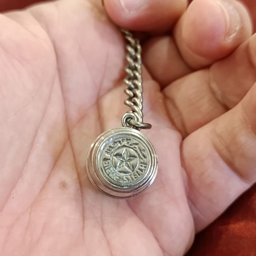 Vintage beer barrel keychain like new