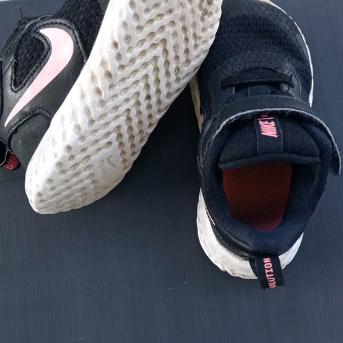 Παιδικά αθλητικά παπούτσια Nike μεταχειρισμένα, μέγεθος 23.5, μαύρα