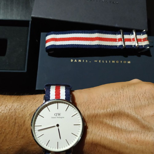 Daniel Wellington Classic 40mm watch like new with 2 fabric straps