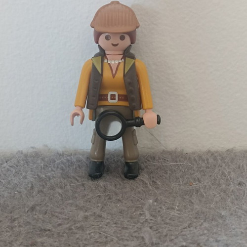Playmobil figure no16 girls like new, collectible series 16