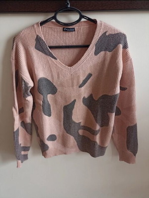 Pink pullover like new with gold and black details