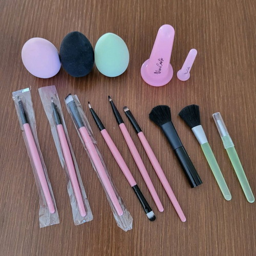 Deni Carte silicone suction cups with makeup sponges and brushes new