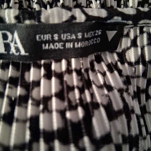 Zara blouse with puff sleeve like new, black and white, size S