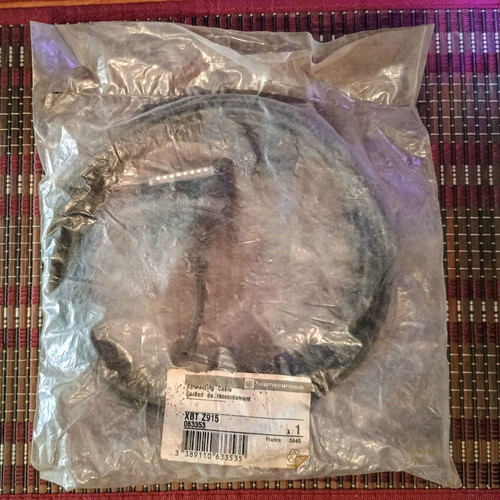 Schneider Electric xbtz915 communication cable new in packaging