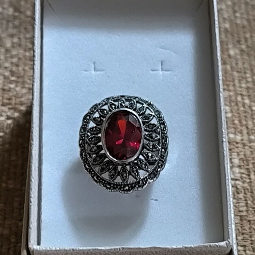 Silver 925 ring like new with vintage style and red stone