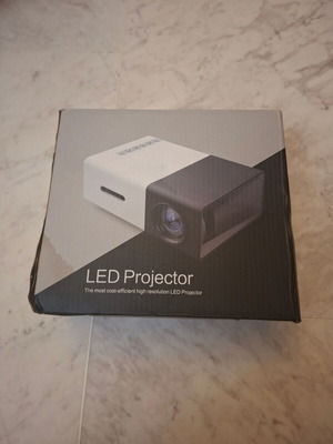 YG-300 Mini LED Projector like new