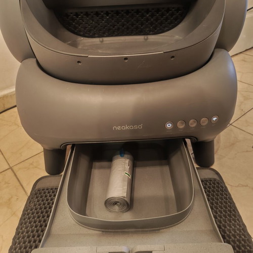 Neakasa M1 self-cleaning litter box like new