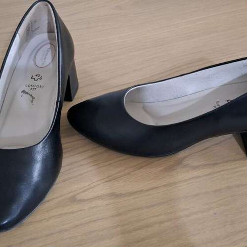 Tamaris black pumps size 40 like new