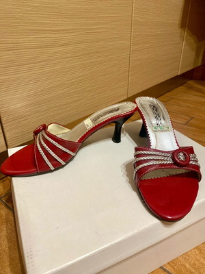 Κόκκινα kitten heels