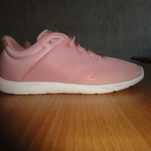 Reebok women's sports sneakers size 39 like new, pink