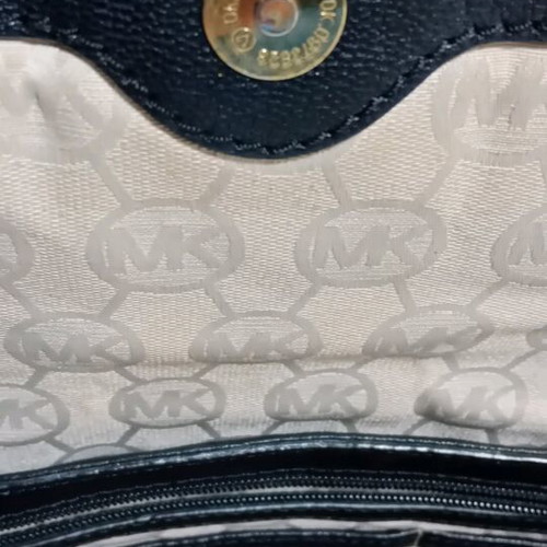 Michael Kors leather black shoulder bag like new with chain