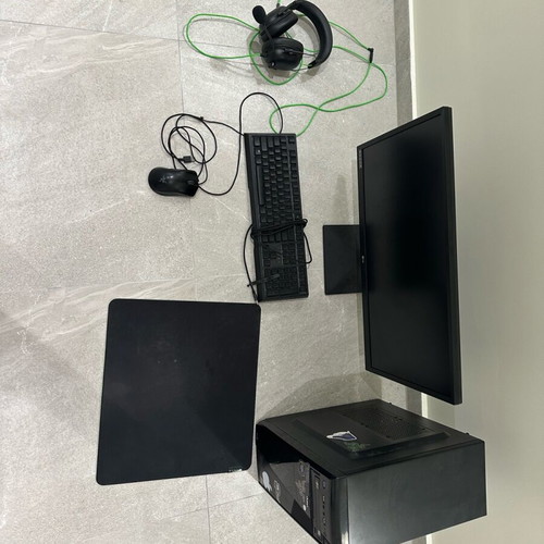 Gaming Pc σαν καινούργιο με οθόνη LG 27", πληκτρολόγιο και αξεσουάρ Razer
