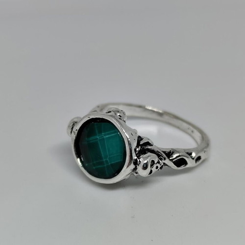 Jack Sparrow ring like new with green stone and skull details