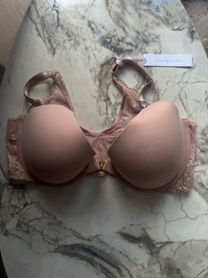 Victoria’s Secret 80D beige bra light padded with V, new