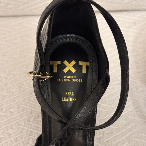 TXT Women Fashion Pumps like new, size 40, black embossed leather