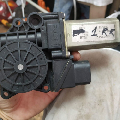 BMW 3 Series (E90, E91) rear right window motor used B260120 9030222