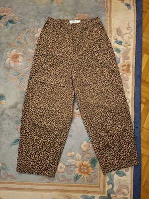 Leopard Arpyes pants like new, size large, brown