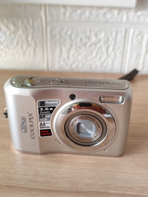 Nikon Coolpix L19 compact digital camera used with case and memory card