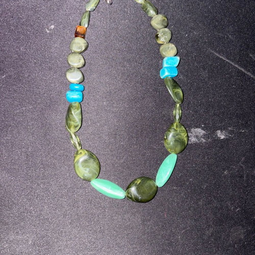 Necklace with decorative stones like new, multicolored