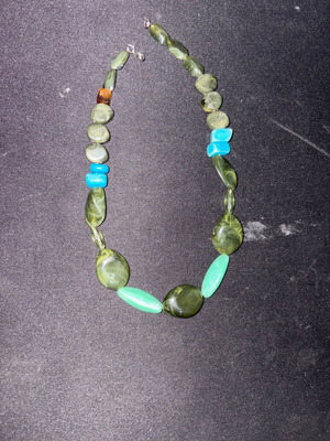 Necklace with decorative stones like new, multicolored