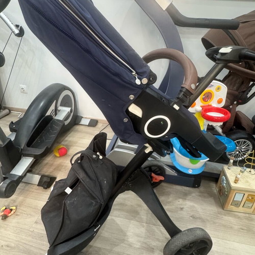 Stokke V6 stroller like new with carrycot and mosquito net