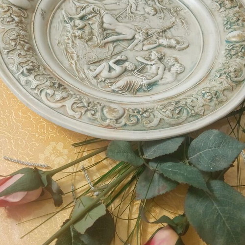 Decorative plate with ancient design like new, base from Italy