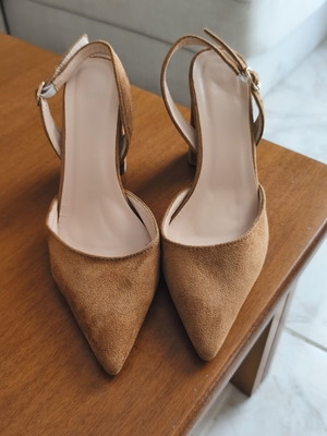 Pumps size 37 brown like new