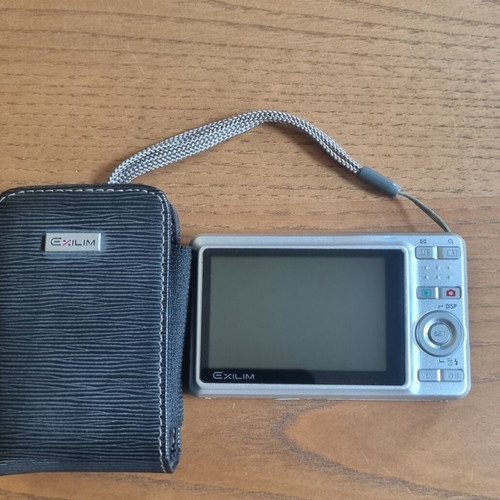 Casio Exilim 8.1 MP camera like new with case and charger