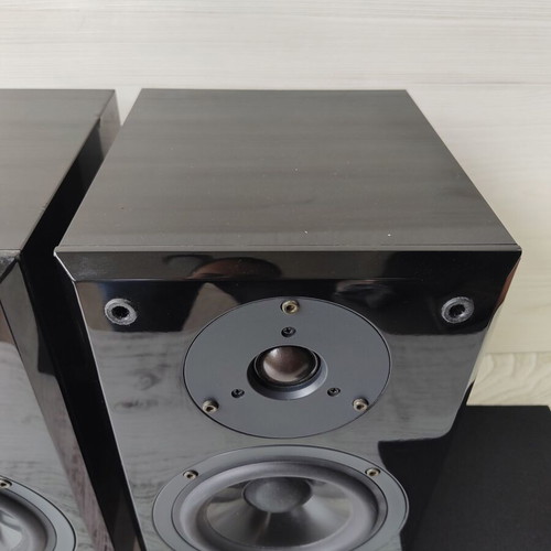 Yamaha NX-E400 PianoCraft Bookshelf Speakers like new, high-gloss piano black