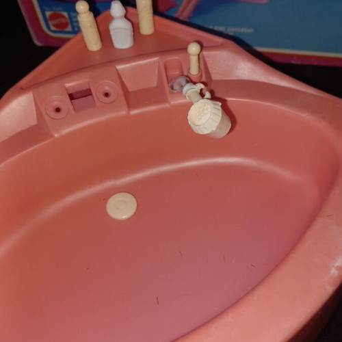 Barbie Bath and Beauty Center 1984 used