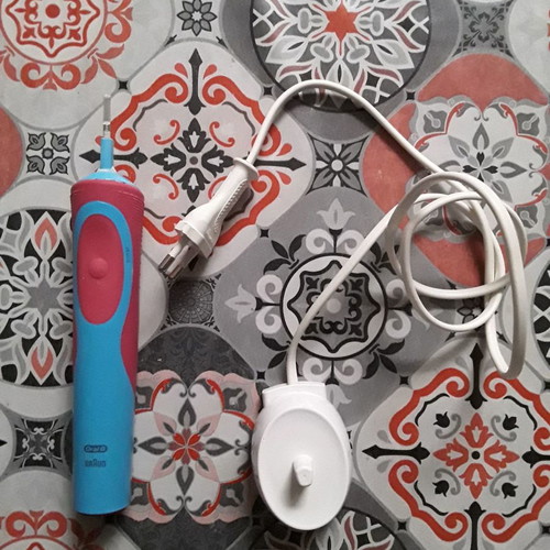 Oralb B Brown kids electric toothbrush with charger without head