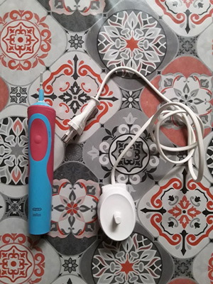 Oralb B Brown παιδική οδοντόβουρτσα με φορτιστή χωρίς κεφαλή