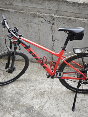 Trek Marlin 8 mountain bike, SRAM drivetrain, Deore brakes, RockShox suspension, XL