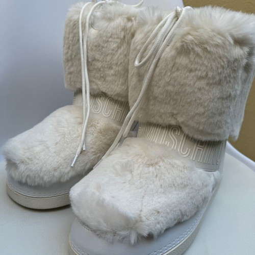 Love Moschino snow boots new, white, size 39