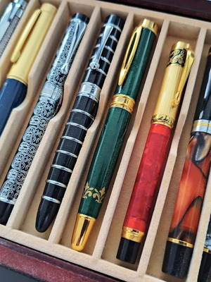 DeAgostini collectible pens set of 20 like new with wooden case