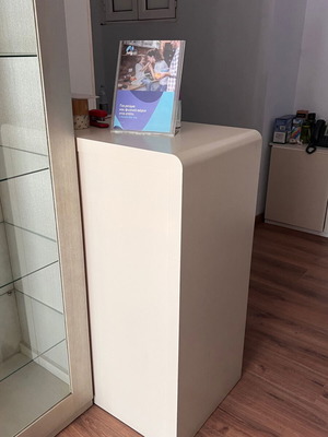 Μικρός πάγκος καταστήματος σαν καινούργιος