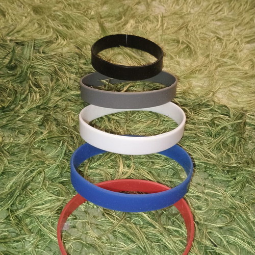 Set of 5 silicone encouraging bracelets like new, multicolor