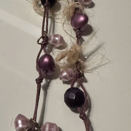 Long necklace with stones in purple shades