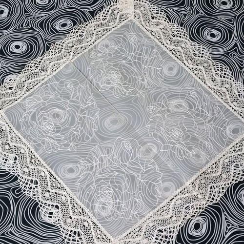 Set of 4 table linens like new with lace and embroidery