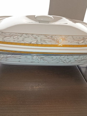 Heat-resistant serving dish with lid and metal base vintage style like new