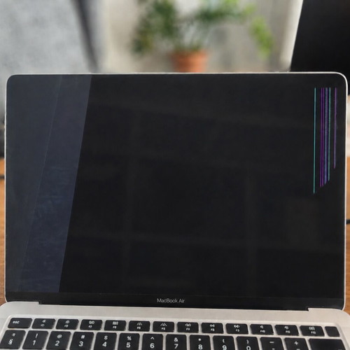 MacBook Air 2020 i5 8GB with broken screen