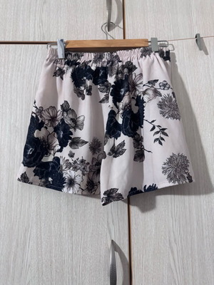 Beige shorts with flowers like new, size S