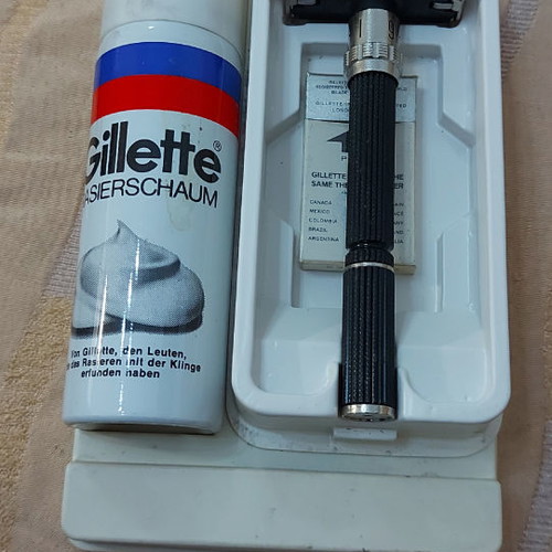 Gillette Black Beauty shaving machine new with precision heart box complete