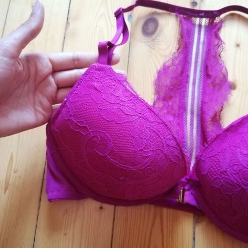 Hunkemöller 75B pink lace bra with front clasp