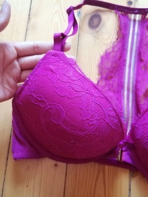 Hunkemöller 75B pink lace bra with front clasp