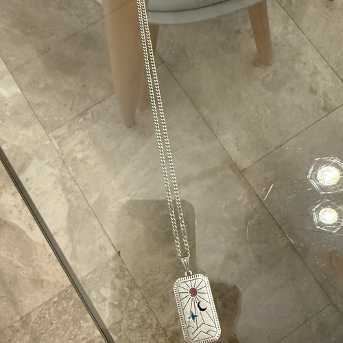 Silver pendant necklace